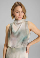 Midi Kleid aus gehämmertem Satin mit abstraktem Druck und Drapierung am Kragen