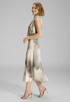 Midi Kleid aus gehämmertem Satin mit abstraktem Druck und Drapierung am Kragen