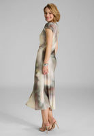 Slip Dress aus gehämmertem Satin mit abstraktem Druck