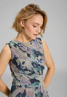 Midi Kleid mit diagonaler Drapierung aus bedrucktem Plissee Jersey