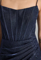 Figurbetontes Abendkleid mit Beinschlitz