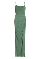 Figurbetontes Abendkleid aus Mesh mit Beinschlitz und Raffungen