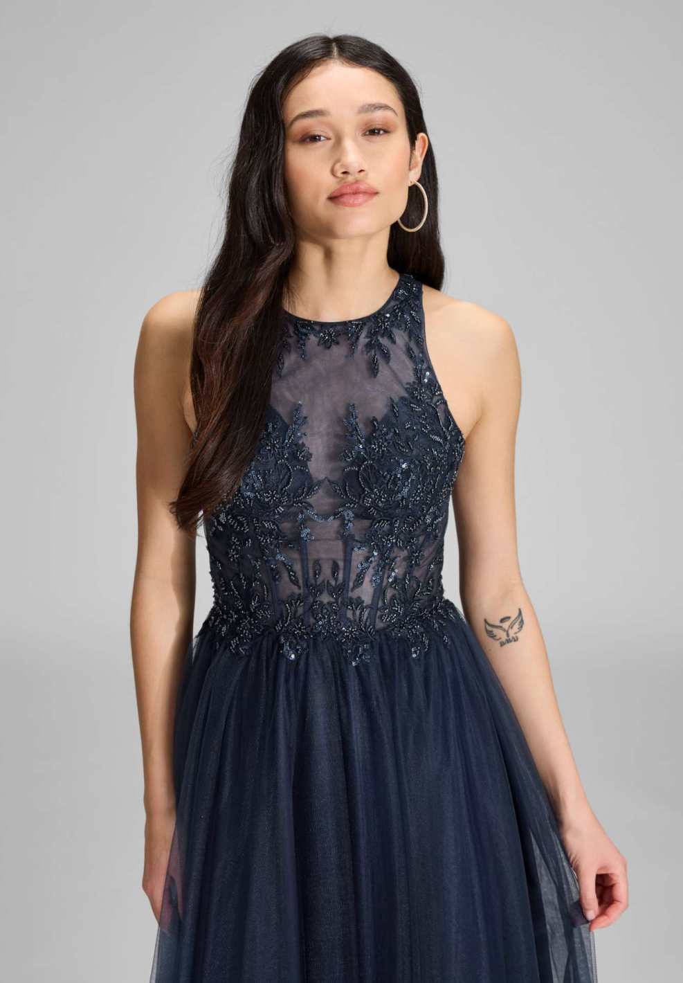 Bodenlanges Tüllkleid mit Stickerei