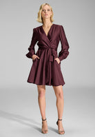 Cocktailkleid aus Satin mit breiten Manschetten, Wickel Oberteil und Tellerrock merlot