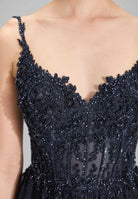 Ausgestelltes Tüllkleid mit Stickerei