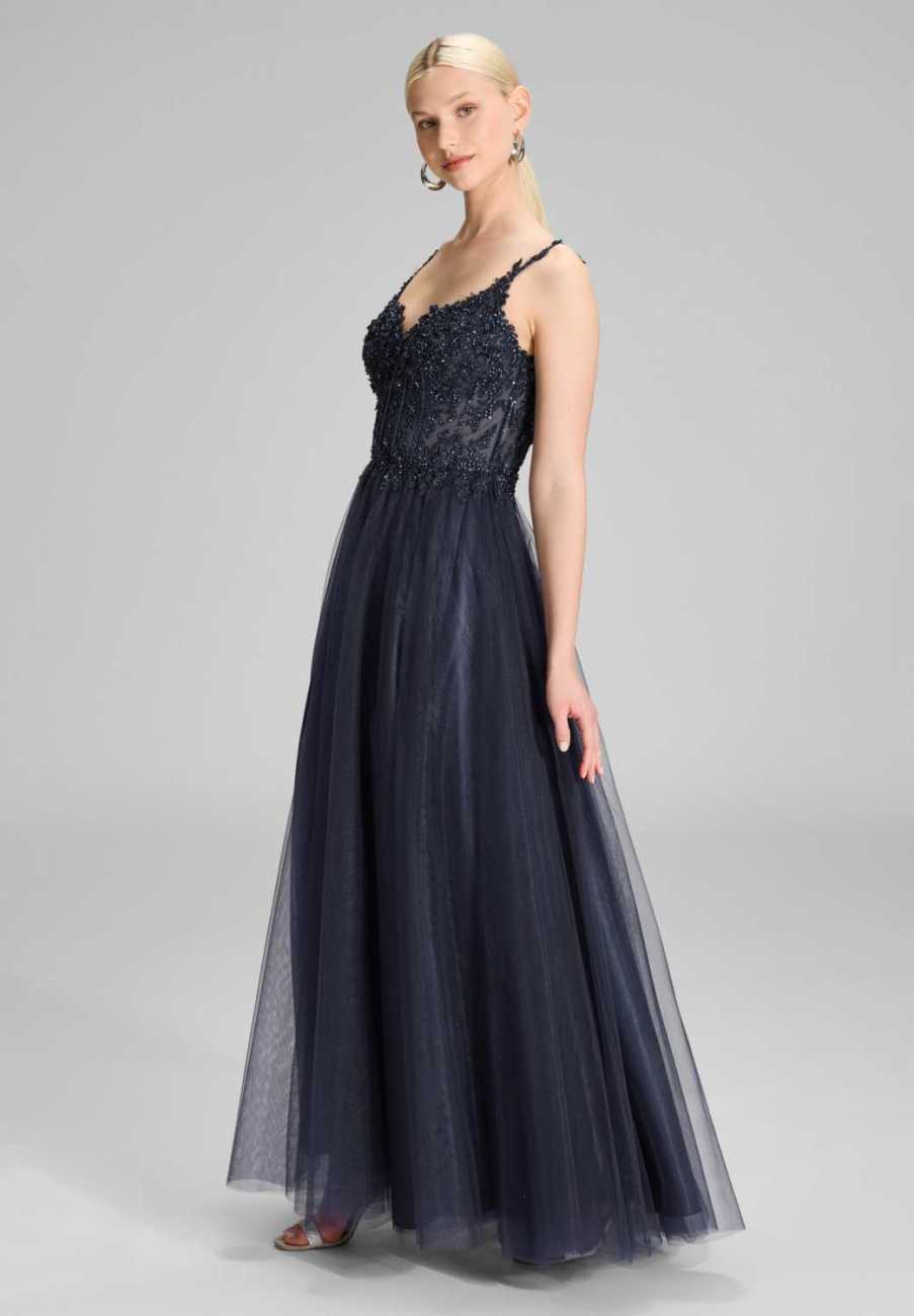 Ausgestelltes Tüllkleid mit Stickerei