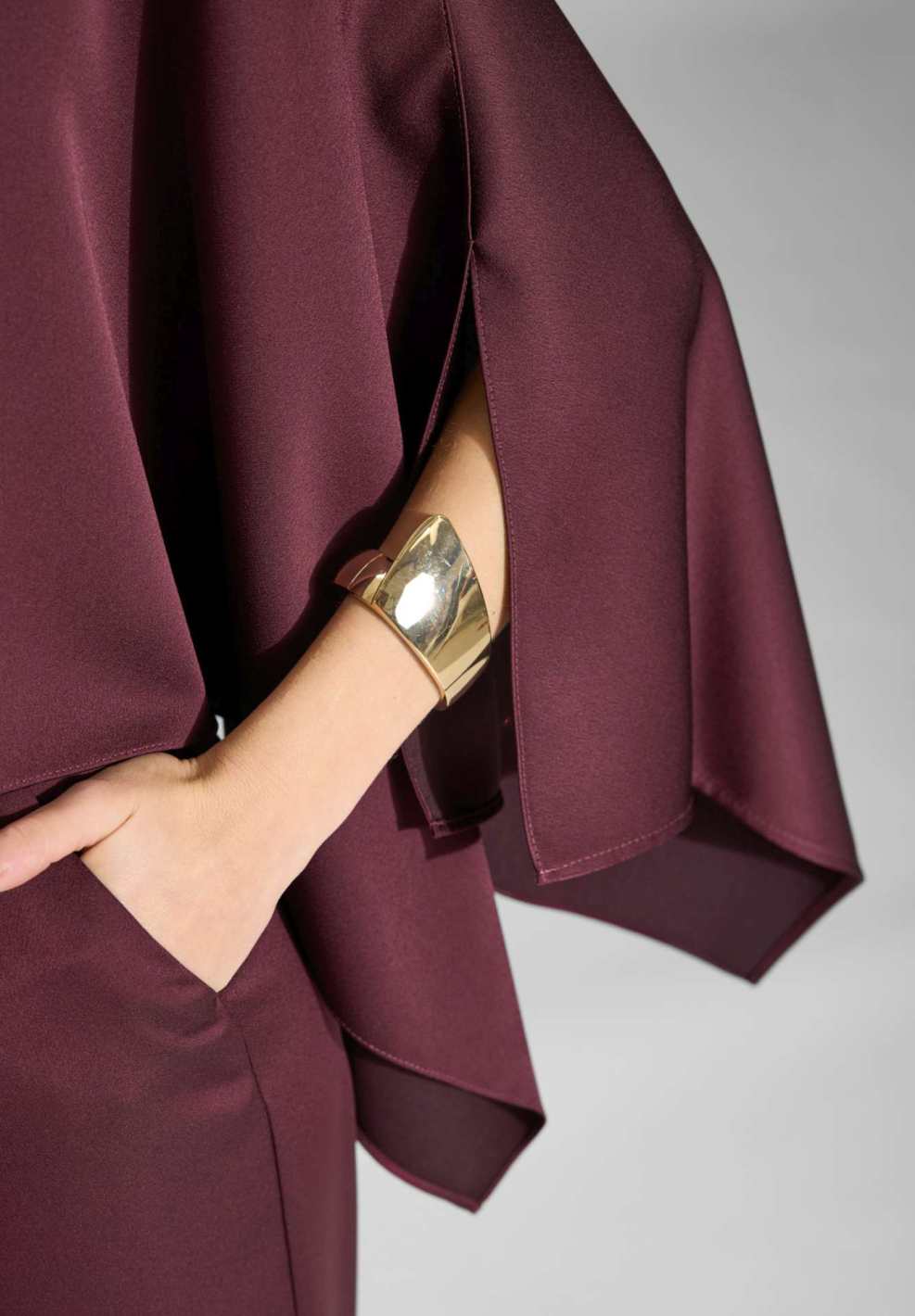 Hose aus Satin mit geradem Bein und Taschen