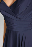 Satinkleid mit Schnürung am Rücken