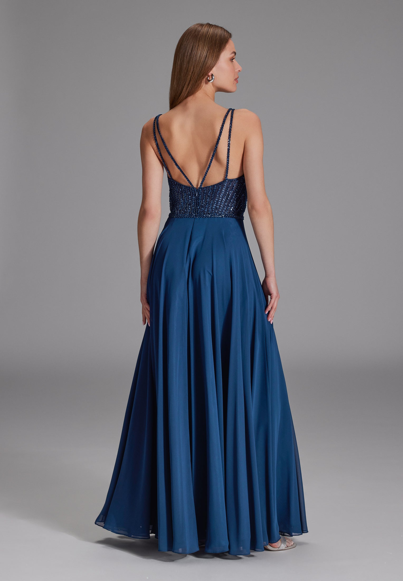 Bodenlanges Chiffonkleid mit tonaler Stickerei