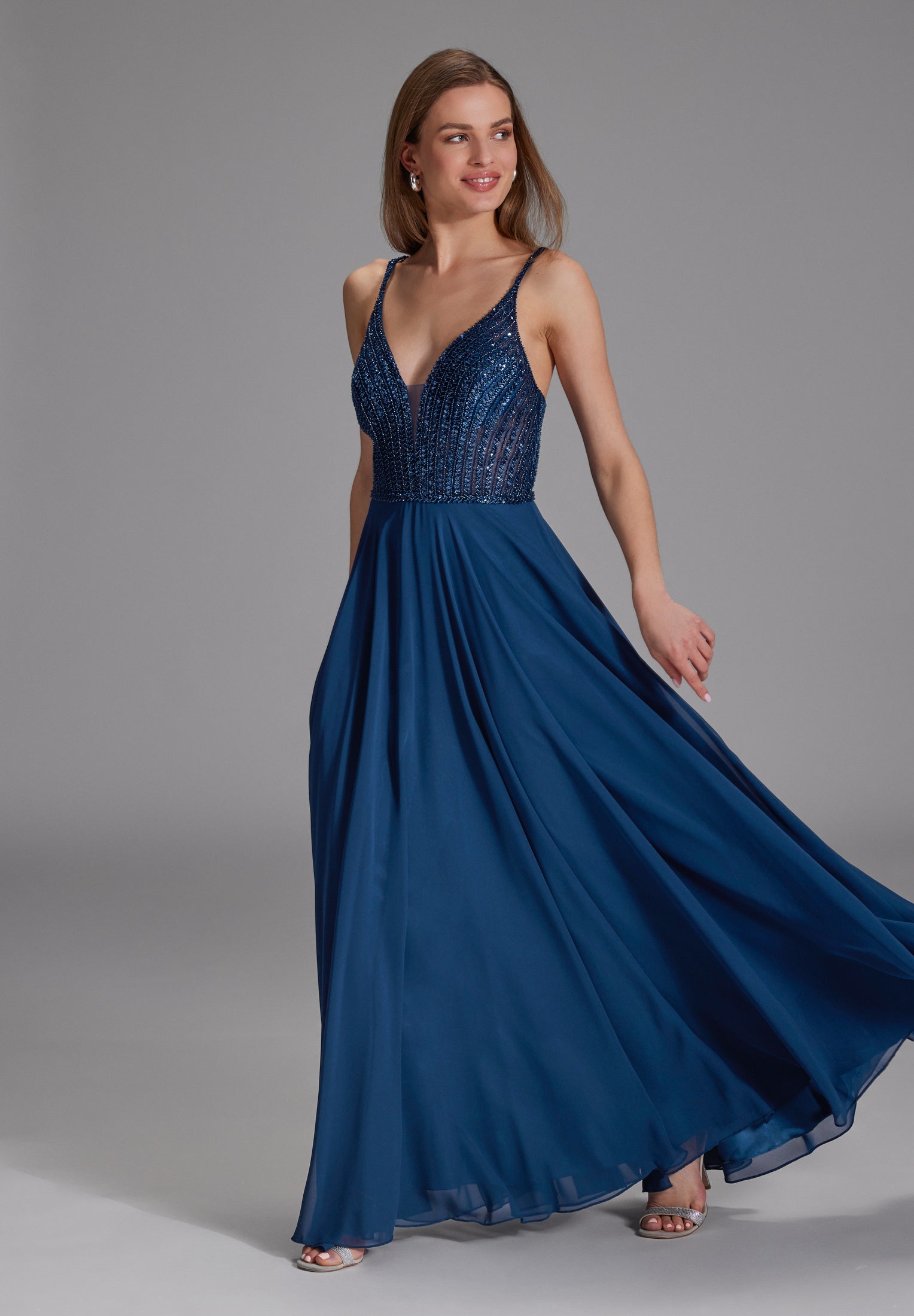 Bodenlanges Chiffonkleid mit tonaler Stickerei