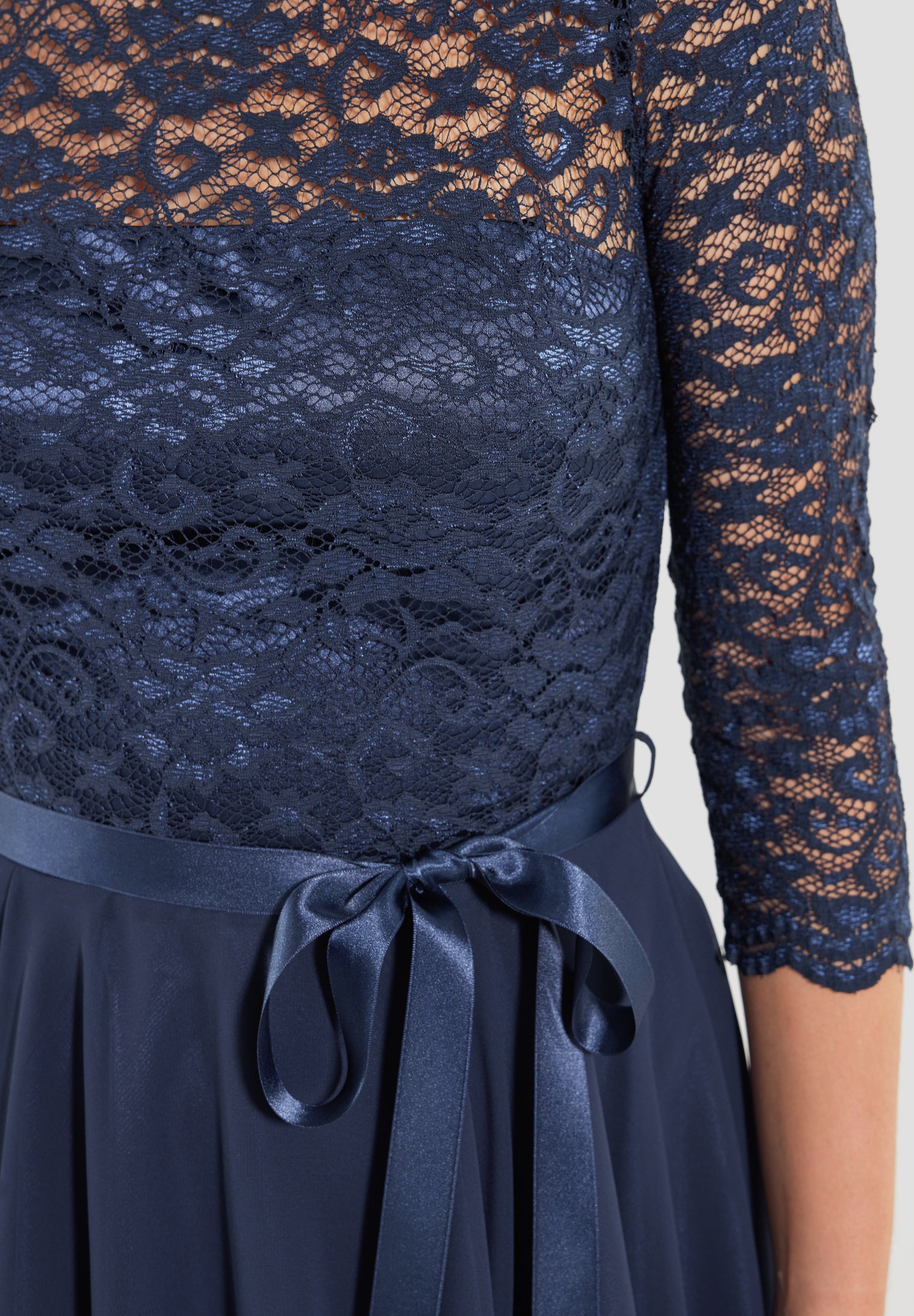 Cocktailkleid aus Spitze und Chiffon