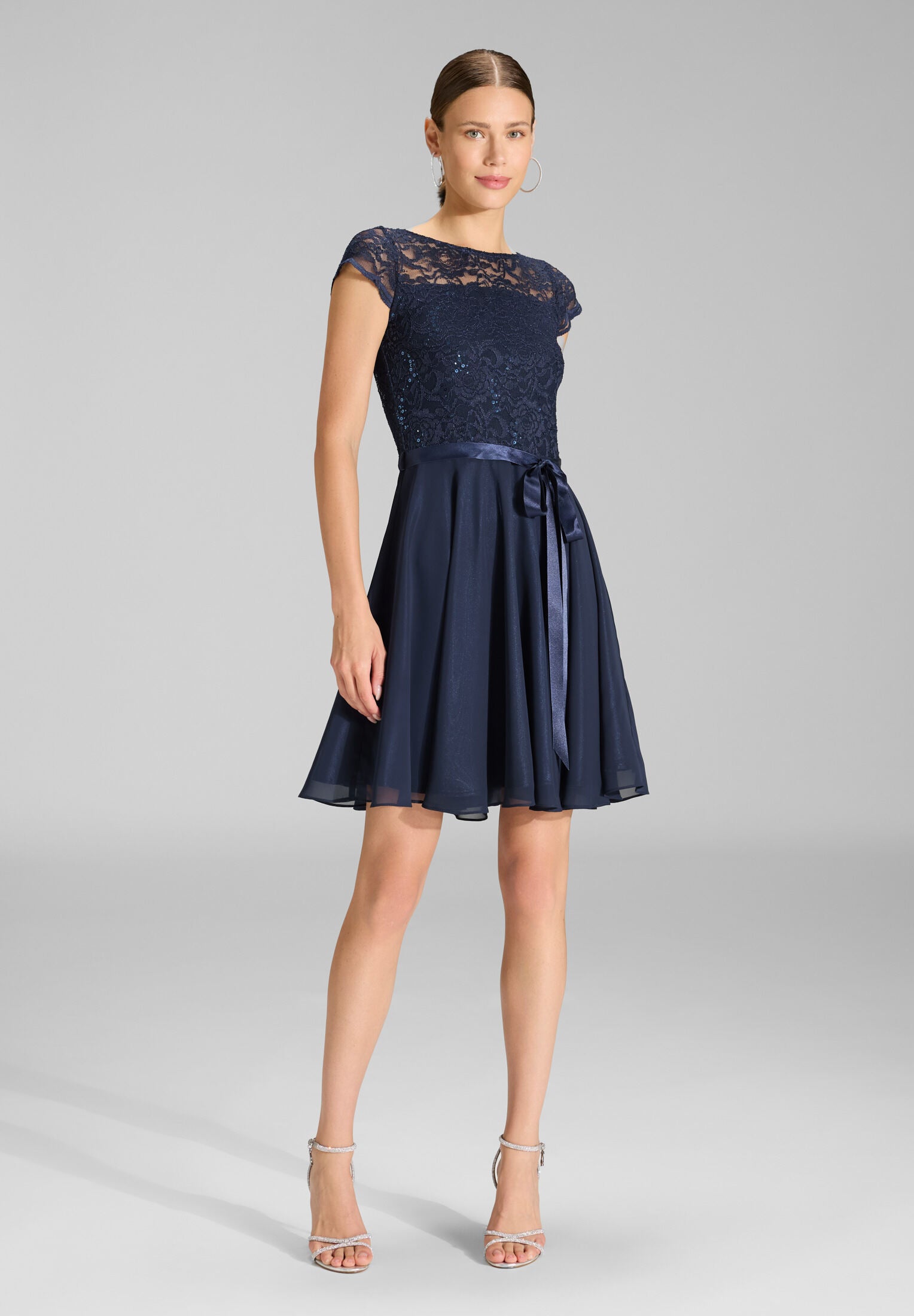 Cocktailkleid mit Spitzenoberteil und Chiffon Rock navy