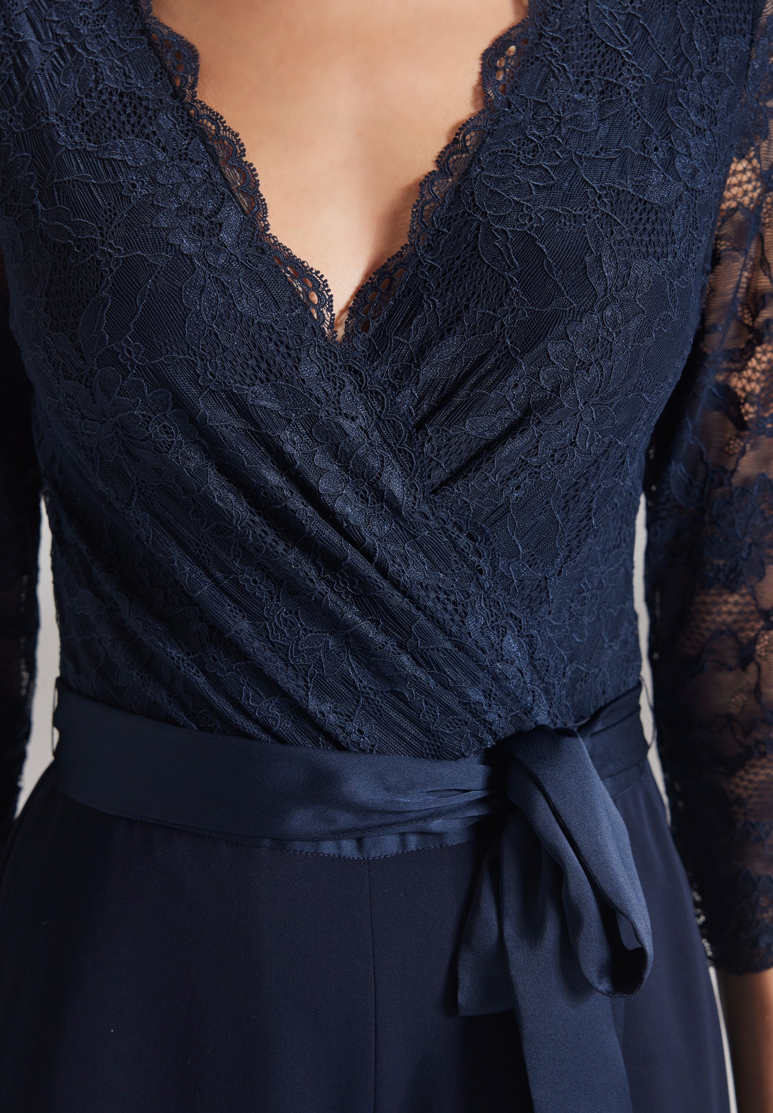 Jumpsuit mit 3/4 Arm aus feiner Spitze