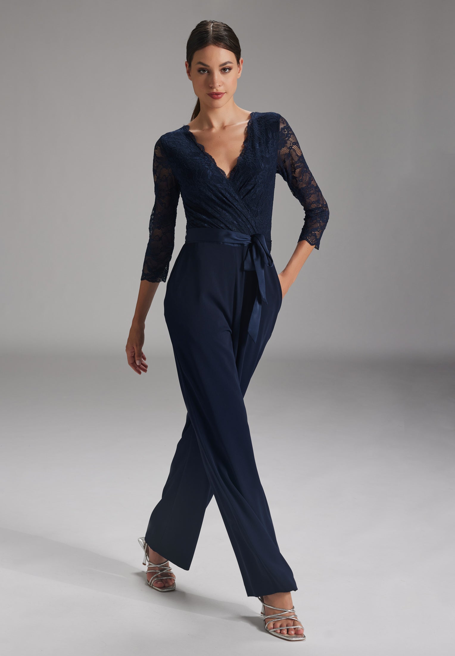 Jumpsuit mit 3/4 Arm aus feiner Spitze