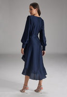 Vokuhila-Kleid mit blusigen Ärmeln