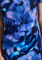 Etuikleid aus bedrucktem Scuba mit seitlicher Drapierung