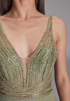 Langes Chiffon-Abendkleid mit Stickerei