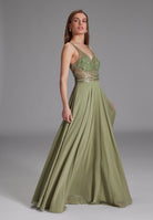 Langes Chiffon-Abendkleid mit Stickerei