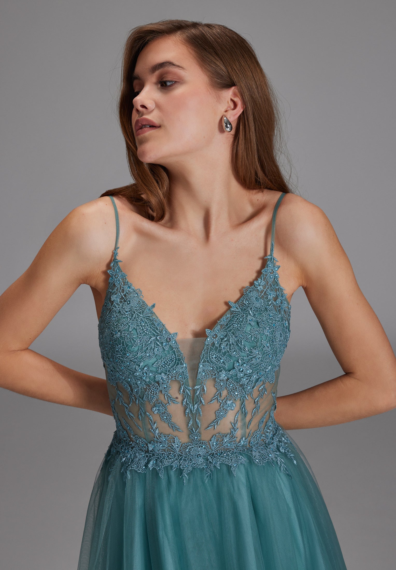 Ausgestelltes Tüllkleid mit Spitzenstickerei