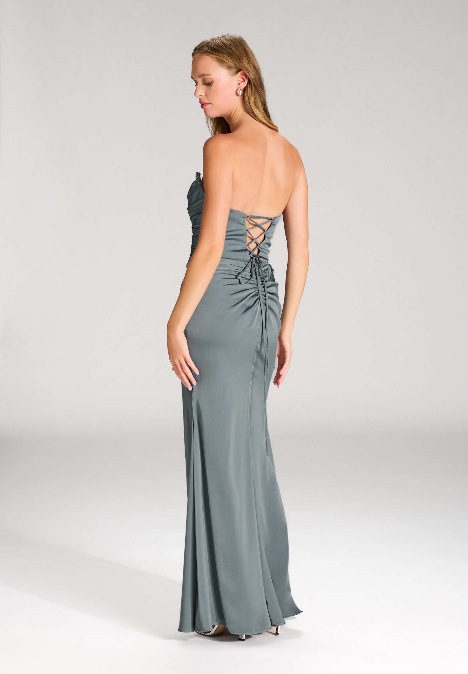 Satinkleid mit Corsagentop und Beinschlitz