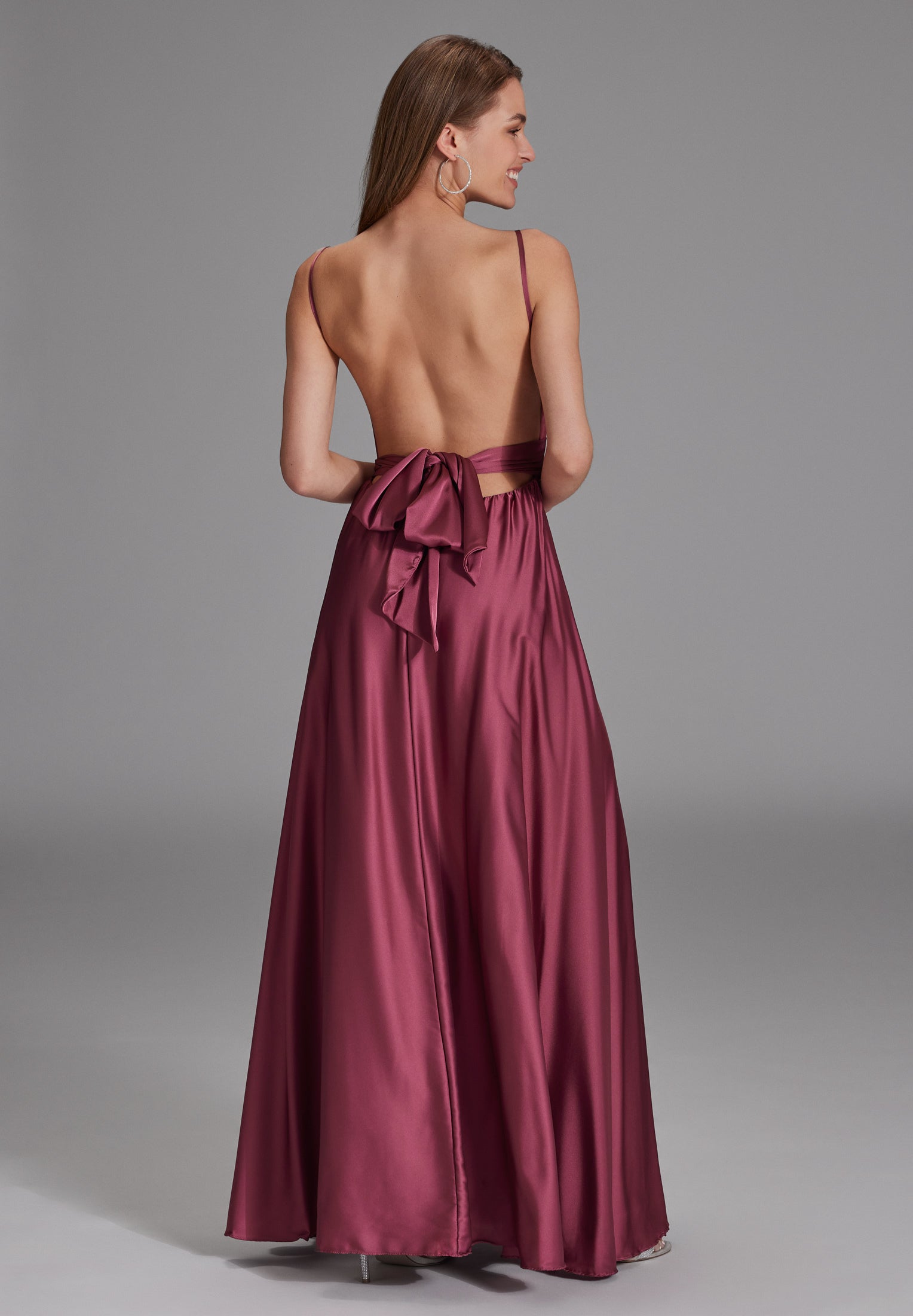 Satinkleid mit Bindegürtel in der Taille