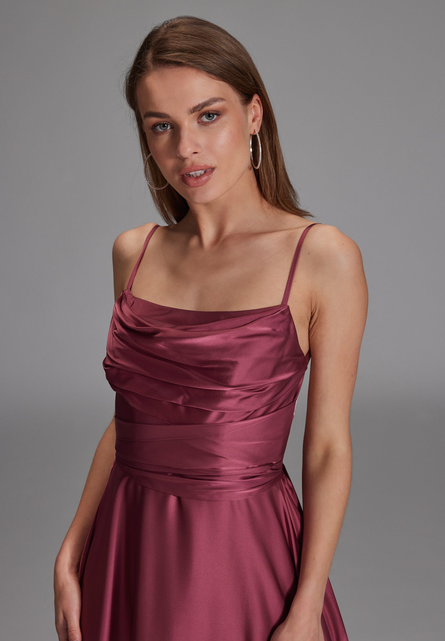 Satinkleid mit Bindegürtel in der Taille