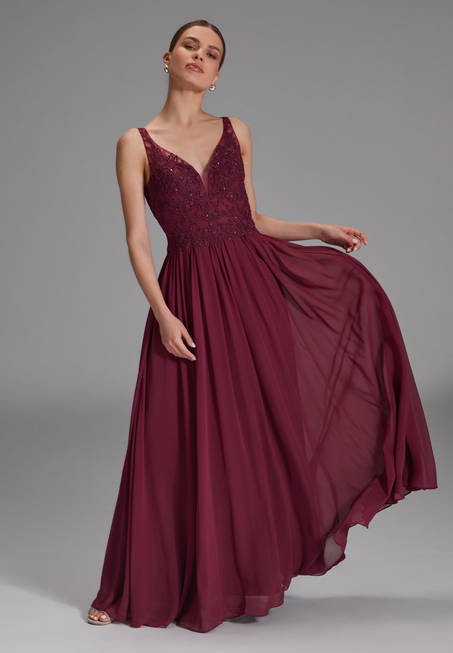 Chiffonkleid mit Spitzenstickerei