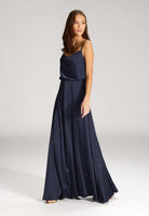 Abendkleid aus Satin mit angedeutetem Wasserfallausschnitt