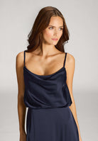 Abendkleid aus Satin mit angedeutetem Wasserfallausschnitt