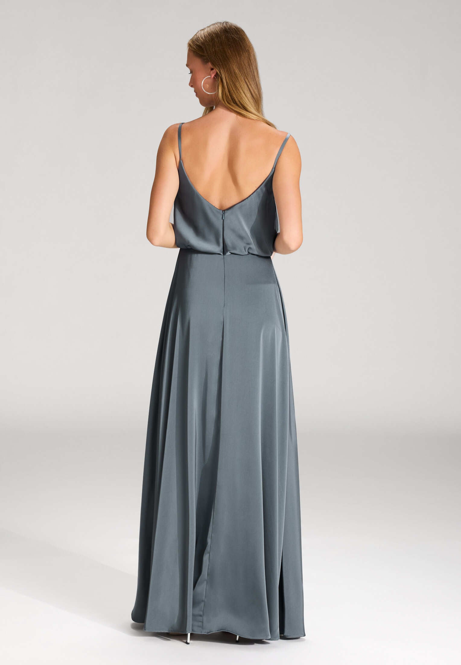 Abendkleid aus Satin mit angedeutetem Wasserfallausschnitt