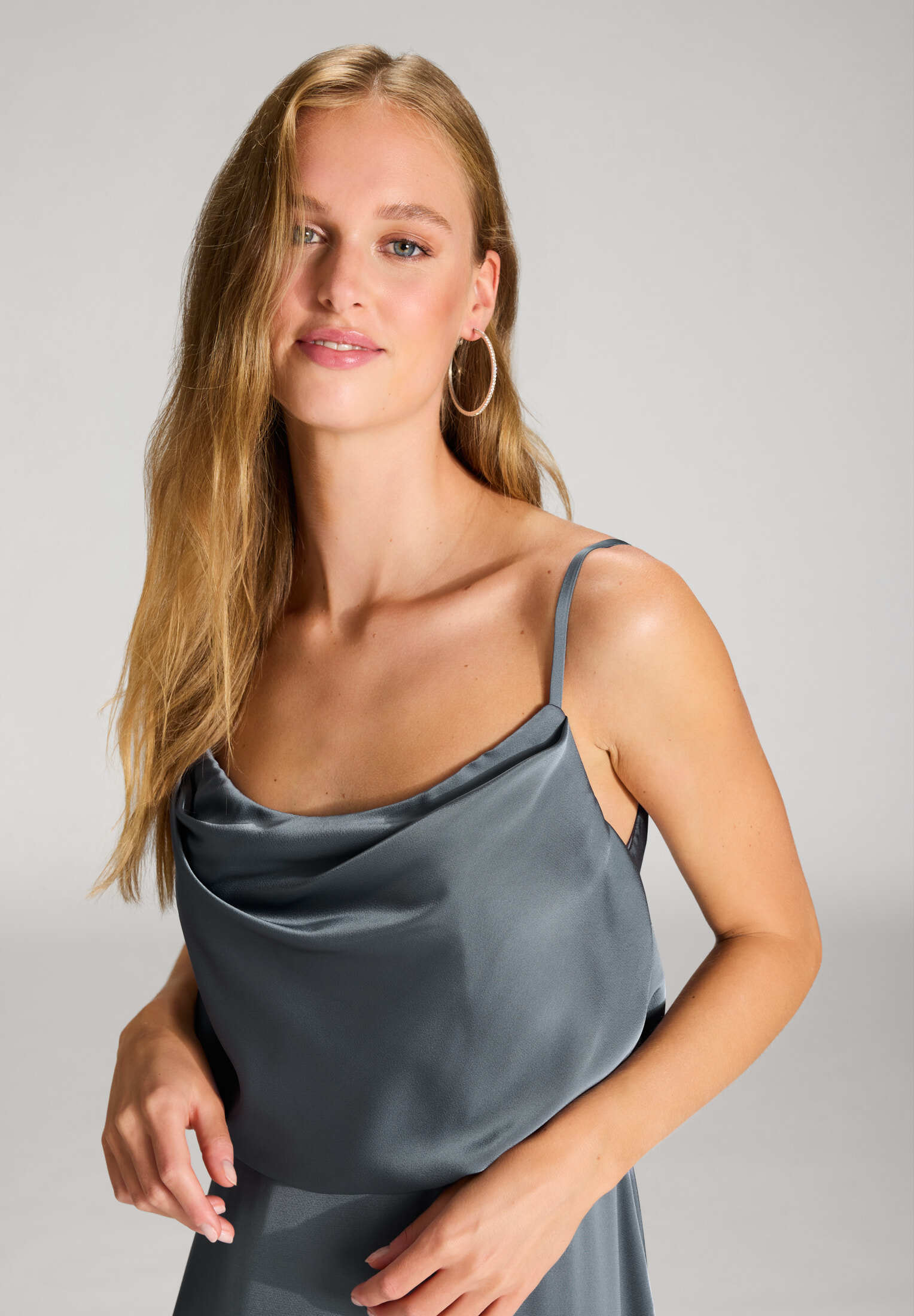 Abendkleid aus Satin mit angedeutetem Wasserfallausschnitt