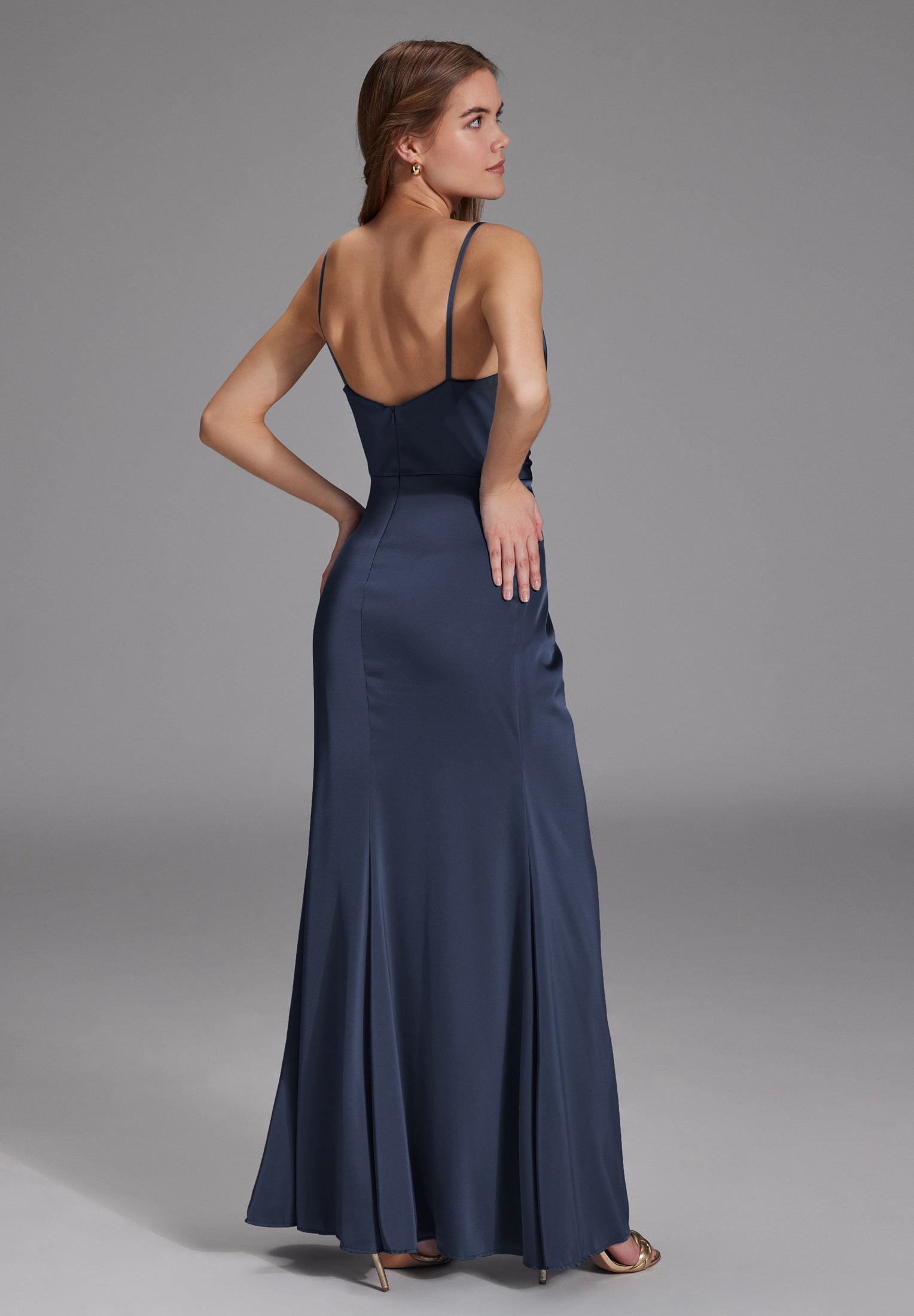 Figurbetontes Satinkleid mit Raffungen