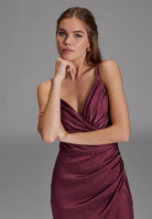 Figurbetontes Satinkleid mit Raffungen