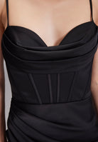 Satinkleid mit Drapierung und Beinschlitz