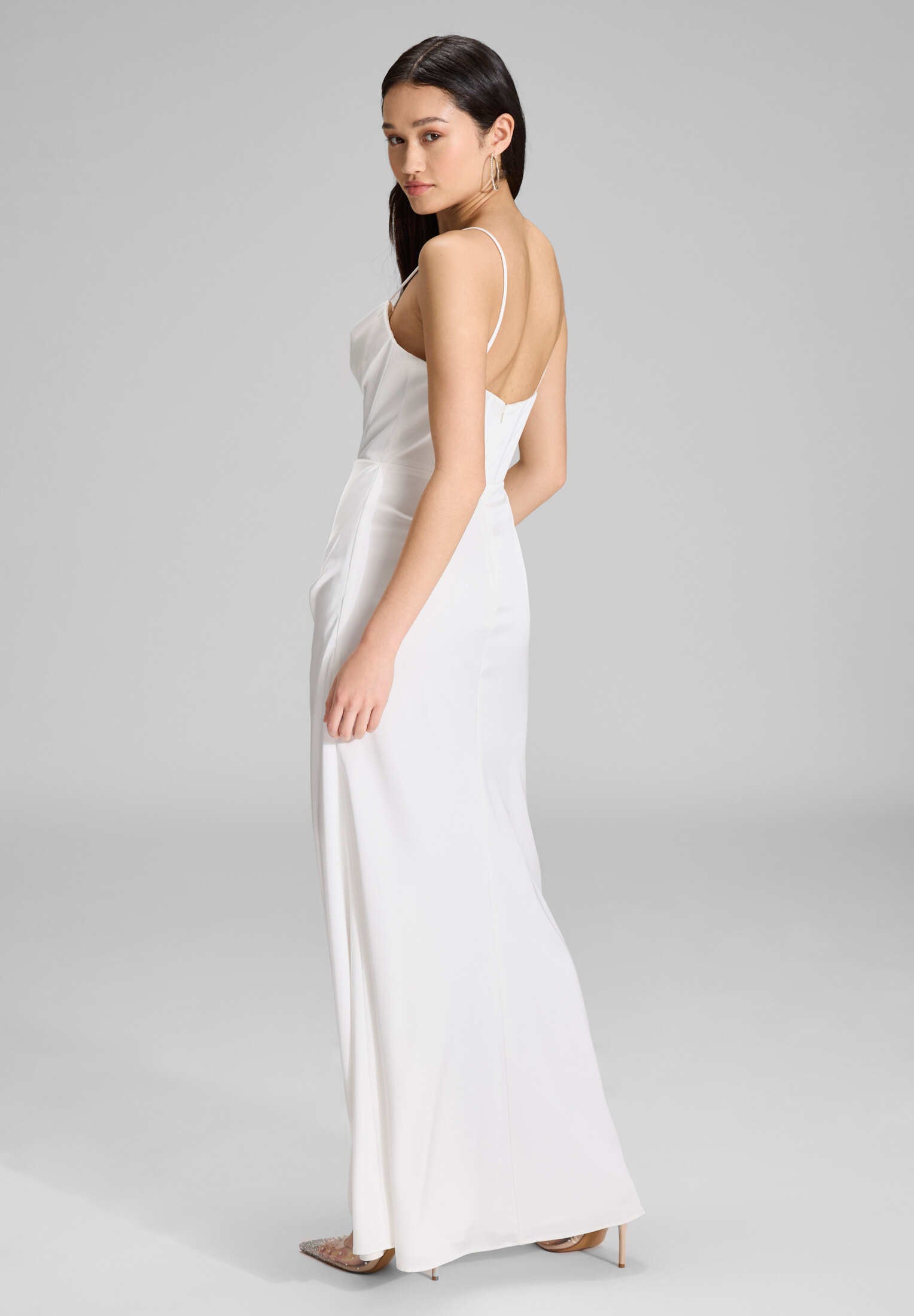 Satinkleid mit Drapierung und Beinschlitz