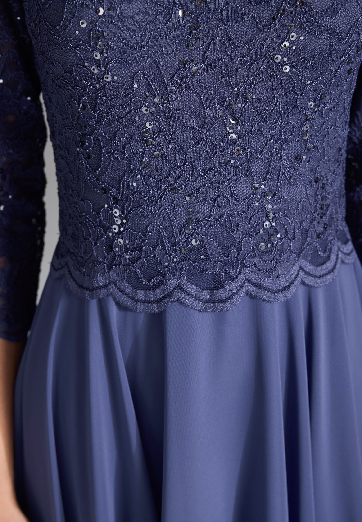 Midi Kleid mit paillettenbesetztem Spitzenoberteil