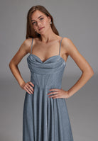 Schimmerndes Abendkleid mit Drapierung