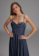 Schimmerndes Abendkleid mit Drapierung