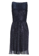 Plissiertes Metallickleid mit Taillenpasse