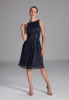 Plissiertes Metallickleid mit Taillenpasse