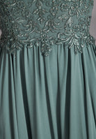 Hochgeschlossenes Kleid mit Spitzenstickerei