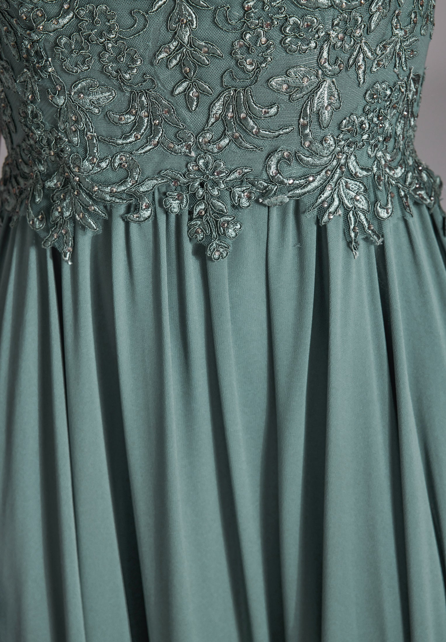 Hochgeschlossenes Kleid mit Spitzenstickerei