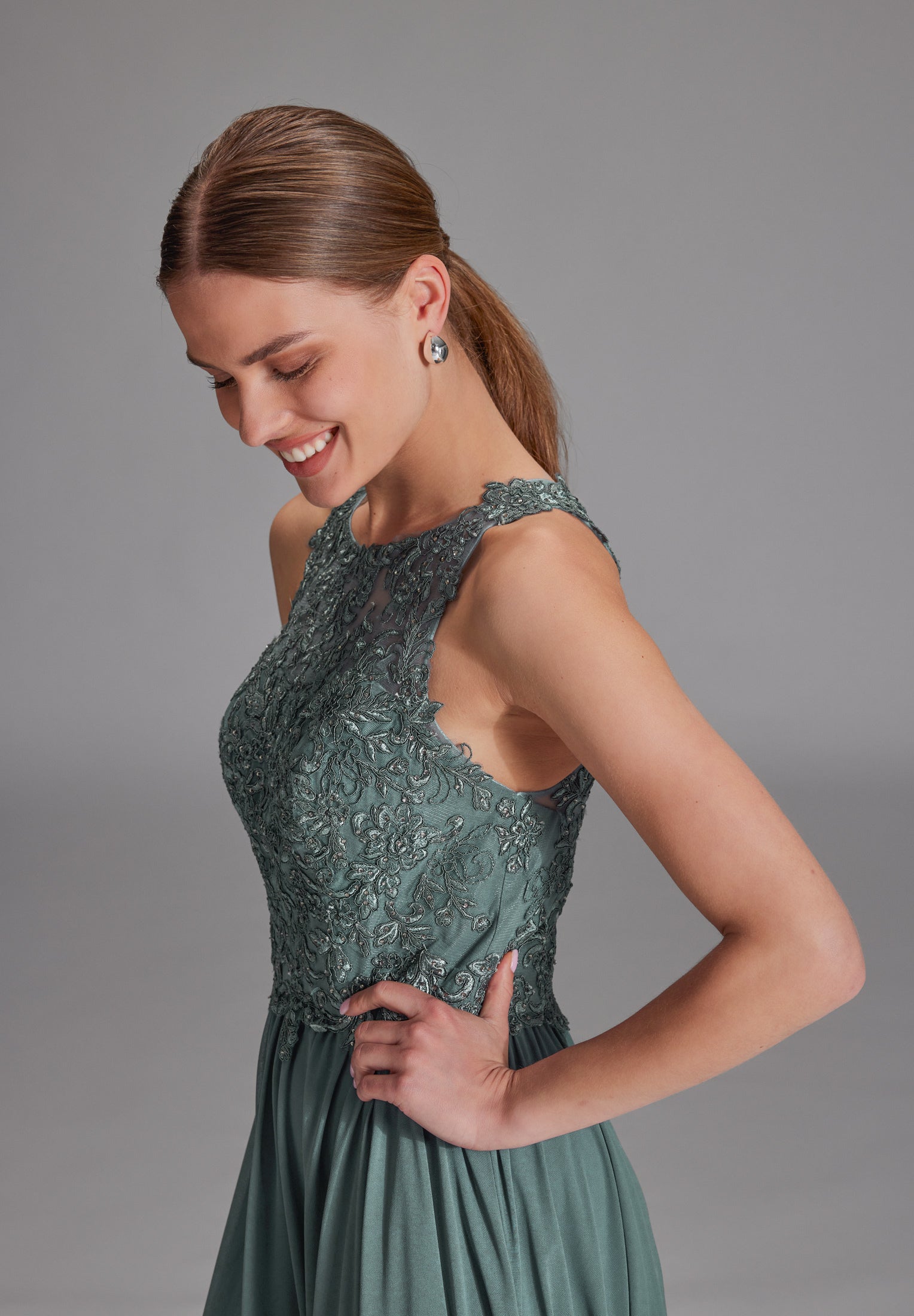 Hochgeschlossenes Kleid mit Spitzenstickerei