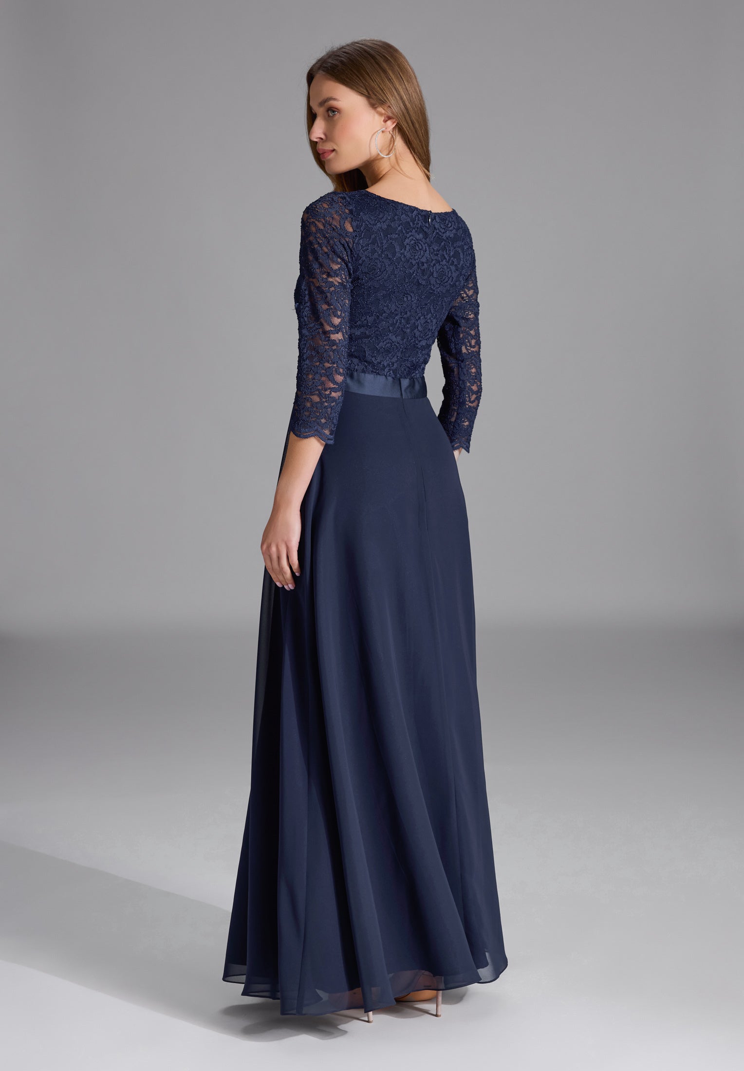Abendkleid aus Spitze und Chiffon mit ¾ Arm