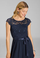 Abendkleid aus Chiffon mit paillettenbesetztem Spitzenoberteil