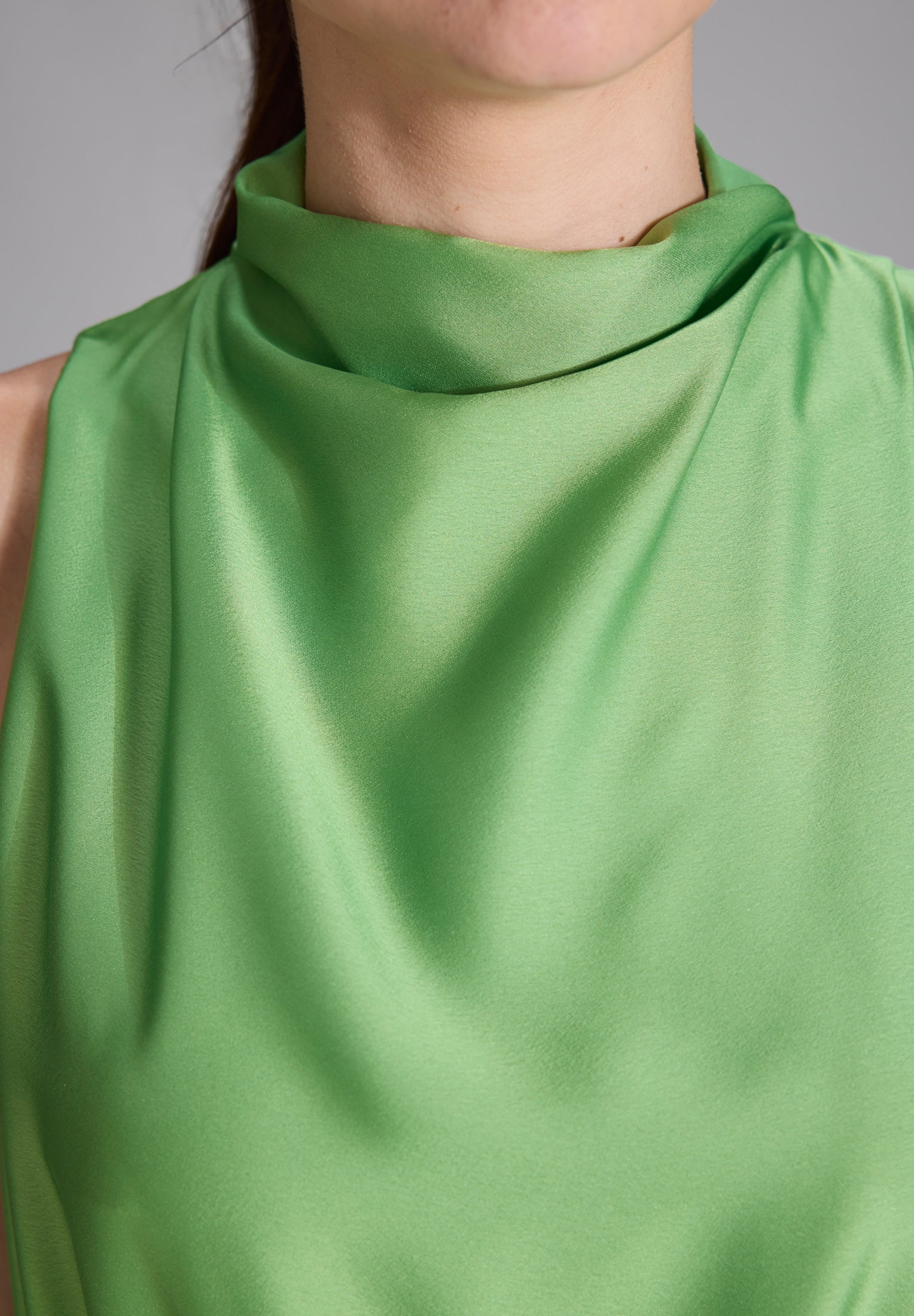 Midi Kleid aus nachhaltigem Satin mit Drapierung am Kragen