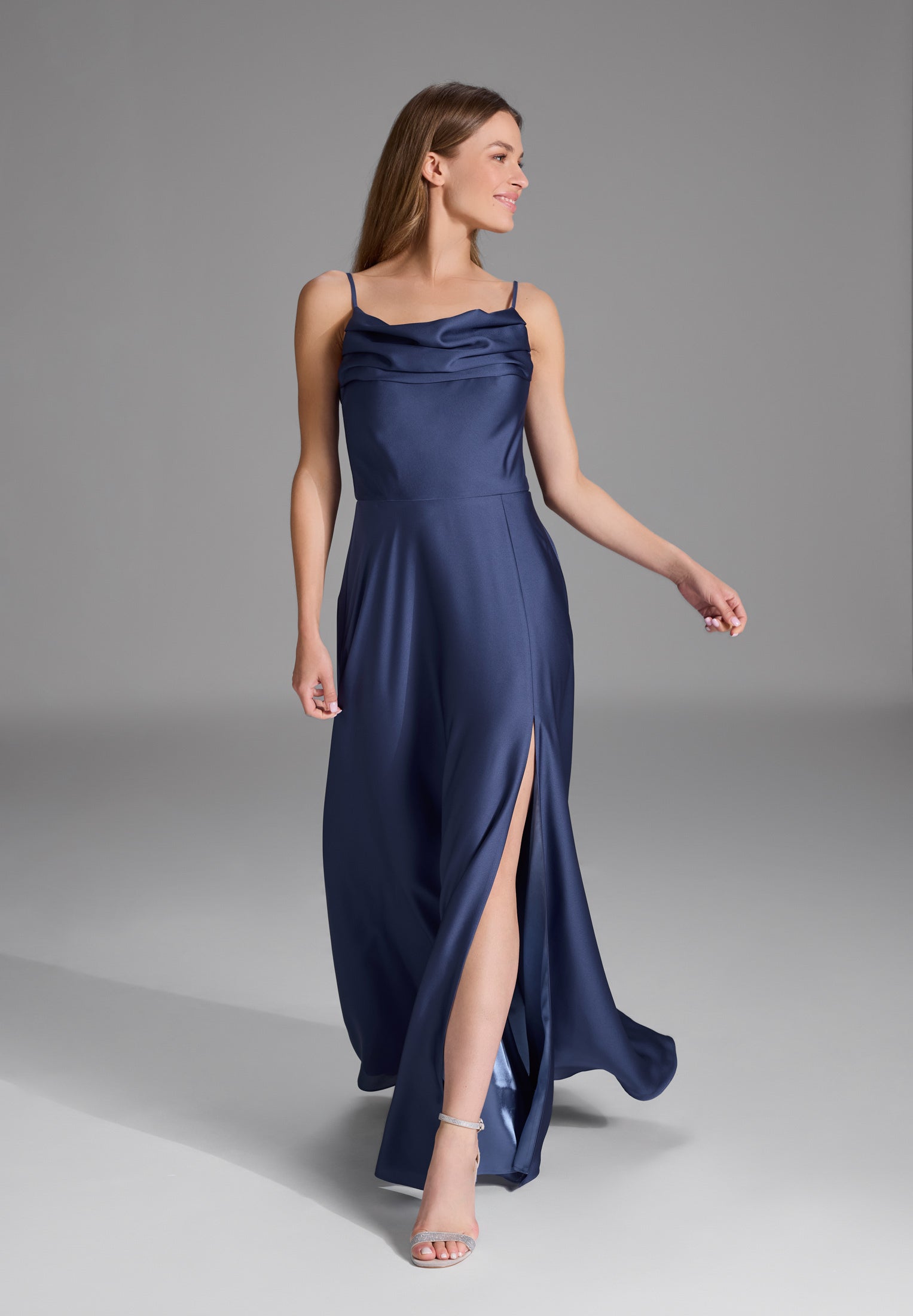 Abendkleid aus nachhaltigem Satin mit Wasserfall-Ausschnitt und Beinschlitz