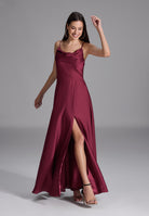 Abendkleid aus nachhaltigem Satin mit Wasserfall-Ausschnitt und Beinschlitz