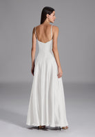 Abendkleid aus nachhaltigem Satin mit Wasserfall-Ausschnitt und Beinschlitz