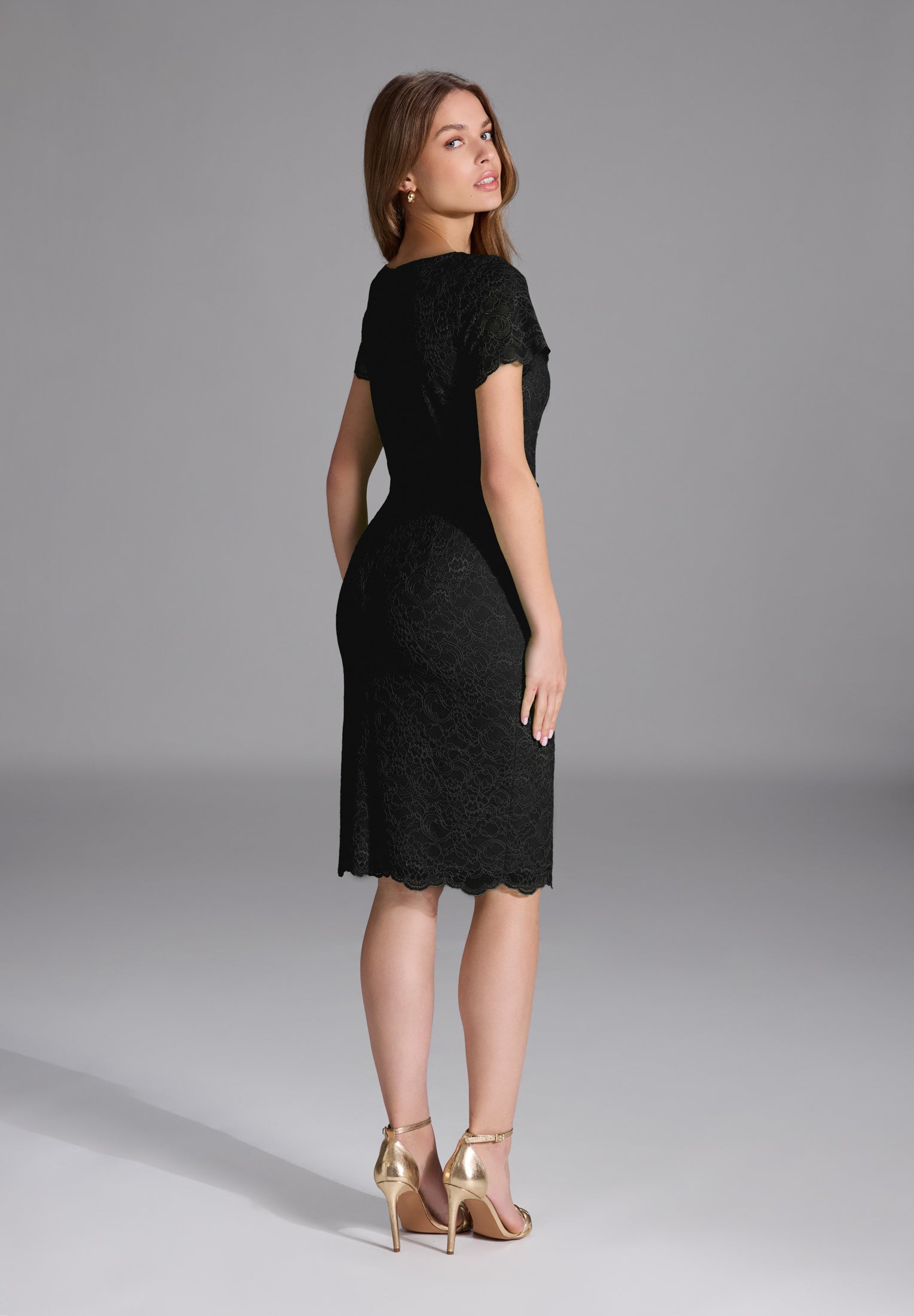 Etui Kleid aus feiner Spitze mit Bogenkante